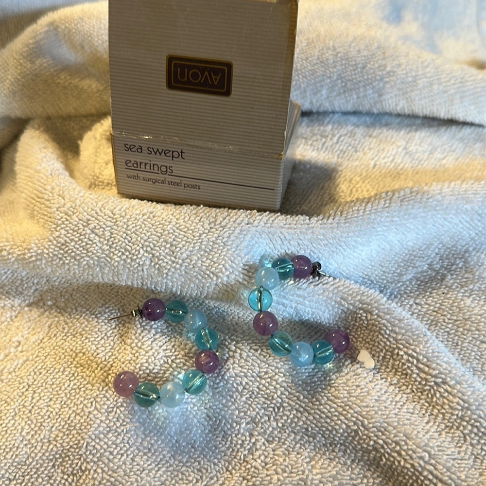 Avon Vintage 1989  Sea Swept Earrings pierced